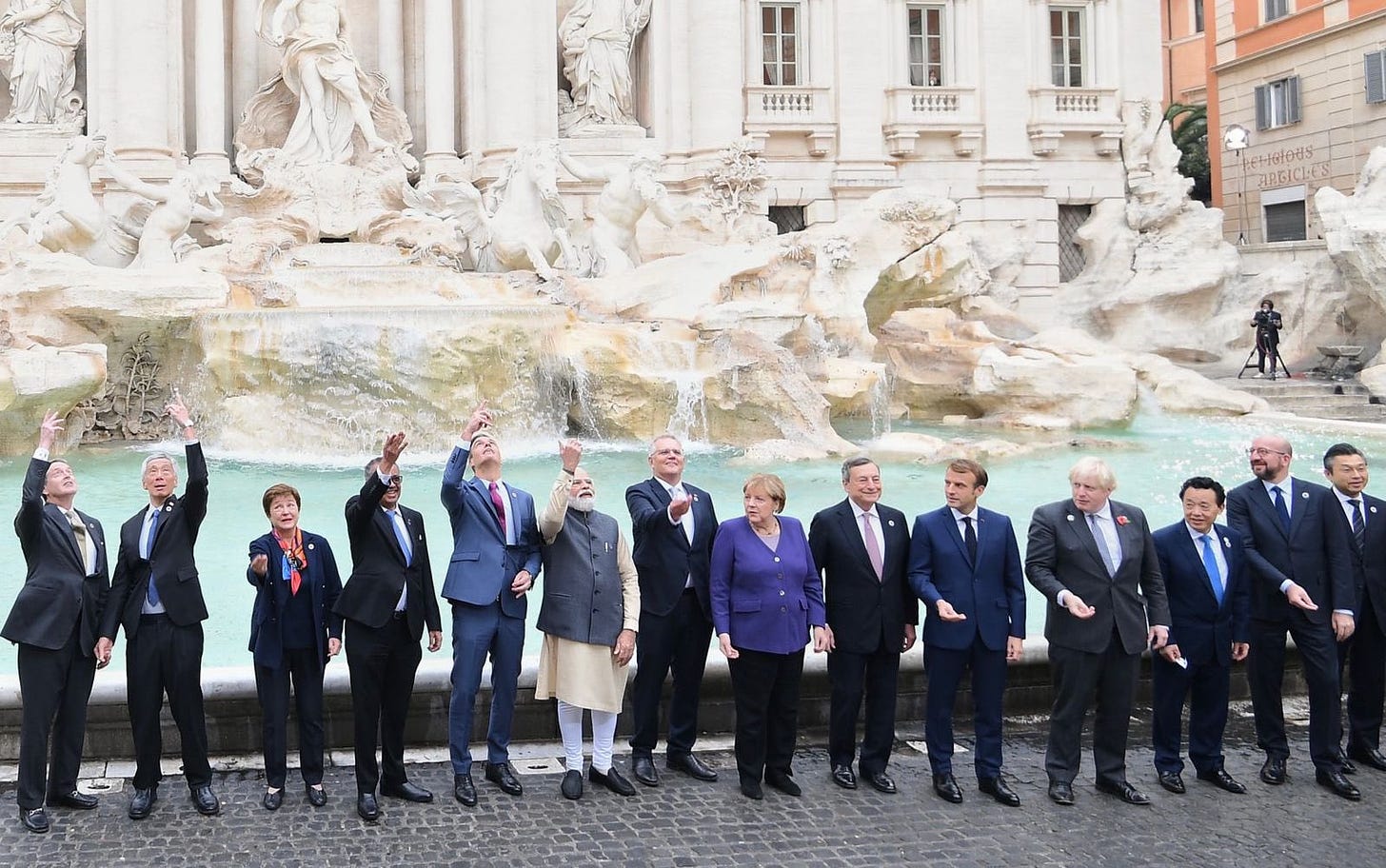 Les dirigeants du G20 (représentant 80% du PIB mondial) photographiés jetant une pièce en guise de bonne fortune dans la Fontaine de Trevi - à défaut d’être parvenus à s’entendre sur des engagements climatiques forts (interprétation personnelle...)