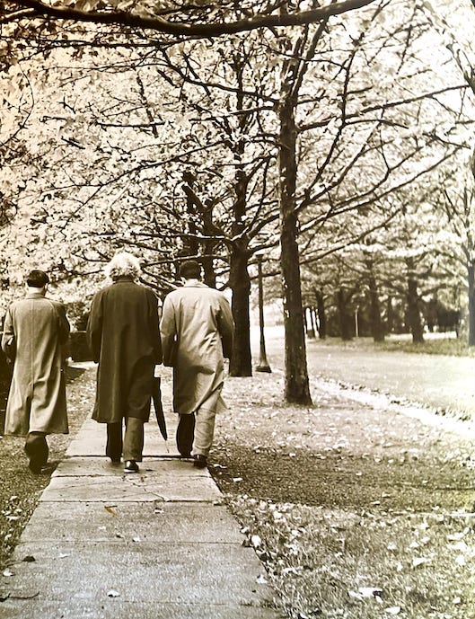 Albert Einstein na Twitteru: "#ThrowbackThursday: Albert Einstein walking  down the street in Princeton with his assistants on October 2, 1940.  https://t.co/Rmv9LkPXAp" / Twitter