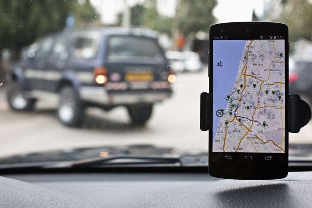 Imagem com um smartphone mostrando um mapa