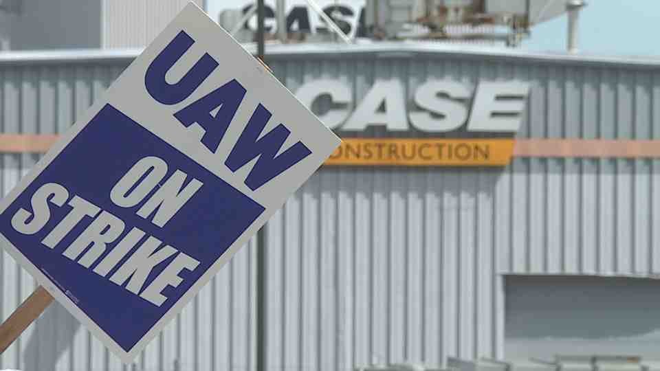 UAW solidarity: John Deere union members join CNH Industrial workers on ...