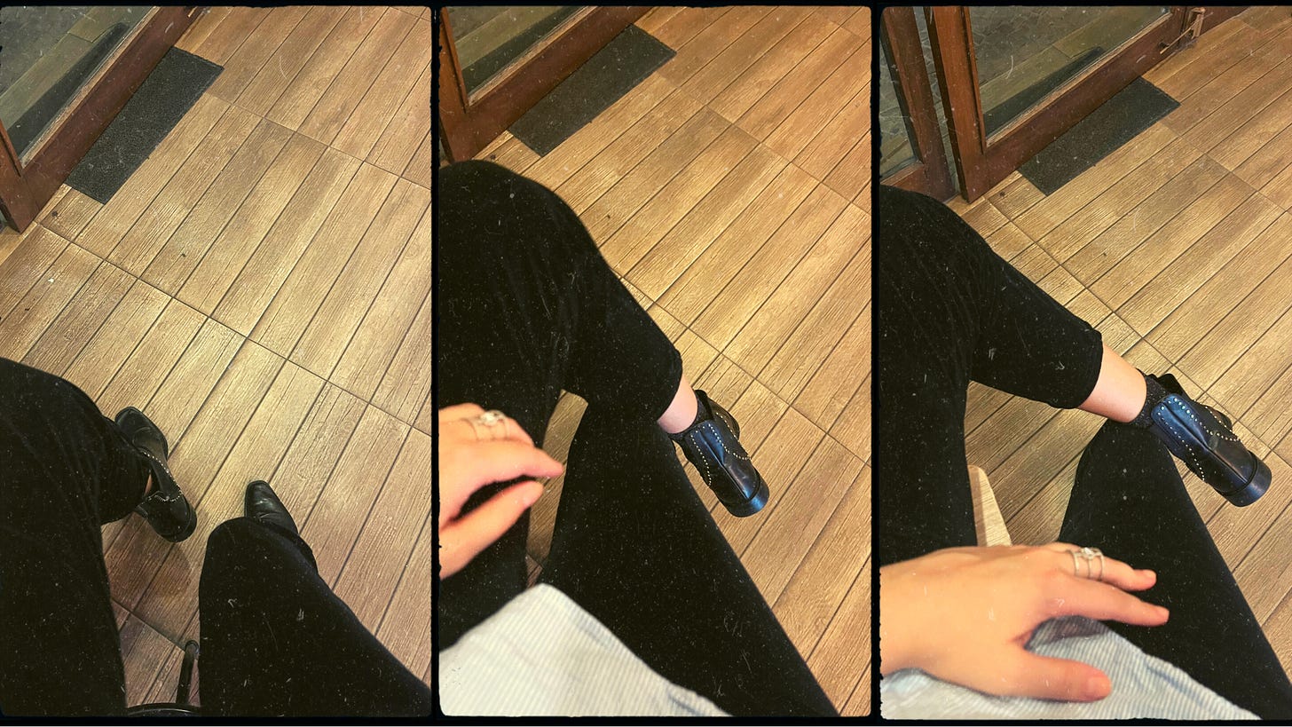 Sequência de três fotos parecidas, tiradas de cima para baixo, mostrando minhas pernas. Estou vestindo uma calça preta na altura do tornozelo, botas pretas e camisa listrada com a perna semi cruzada