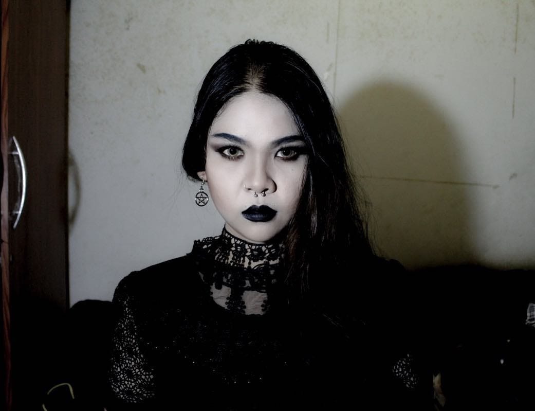 China's goths react to woman being forced to remove her make-up on subway |  Dazed