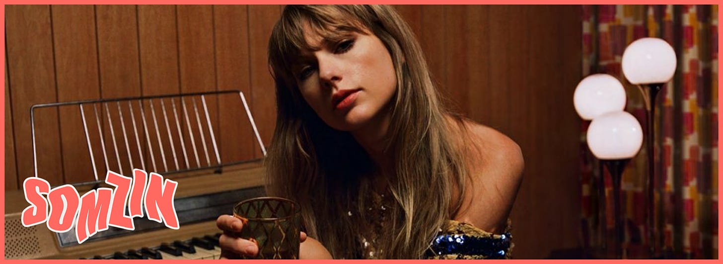 Taylor Swift Midnights: Taylor olhando para frente com um copo na mão.