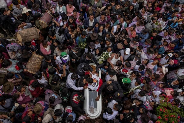 En Perú, una pausa en las protestas para llorar a los muertos - The New  York Times