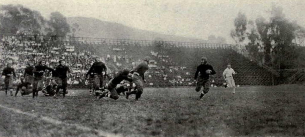 Mare Island’s Walter Brown sweeps around end in an early season victory over California. (1919 University of California Blue and Gold yearbook)