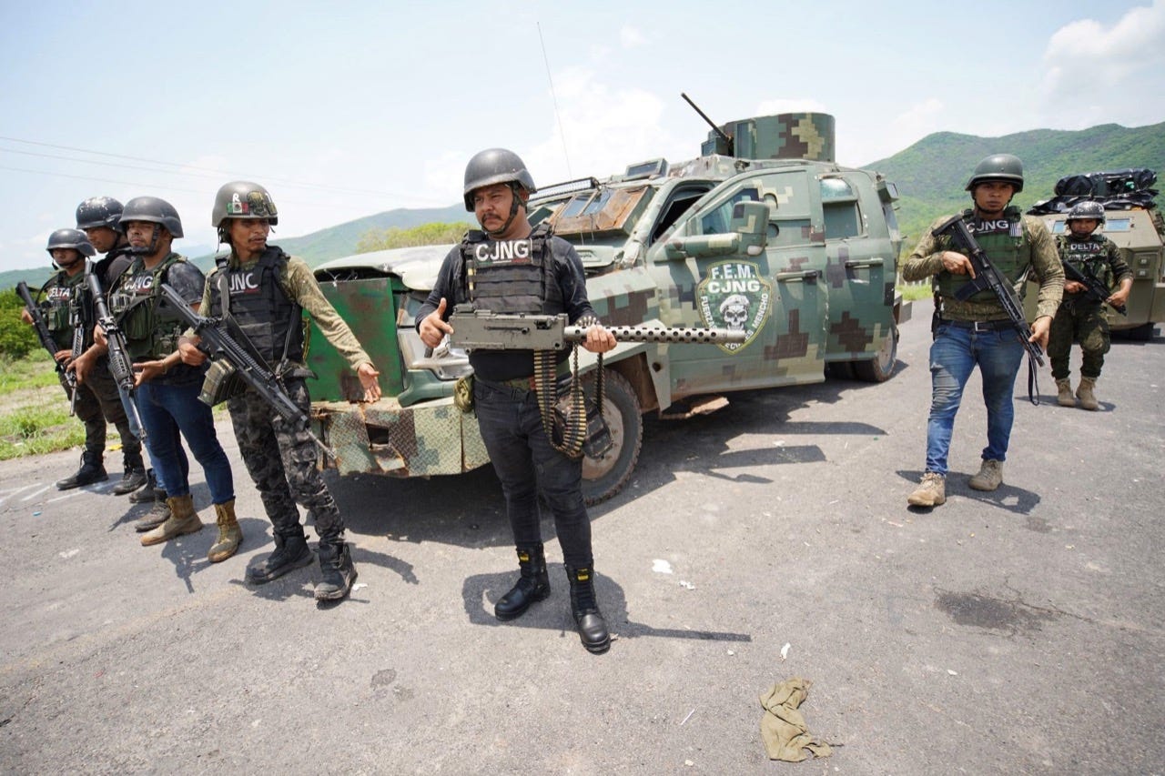CJNG exhibe su arsenal en Michoacán; blindados, calibre 50 y hasta ...