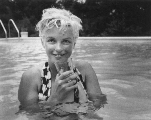 Marilyn Monroe Biography - The Marilyn Monroe Collection