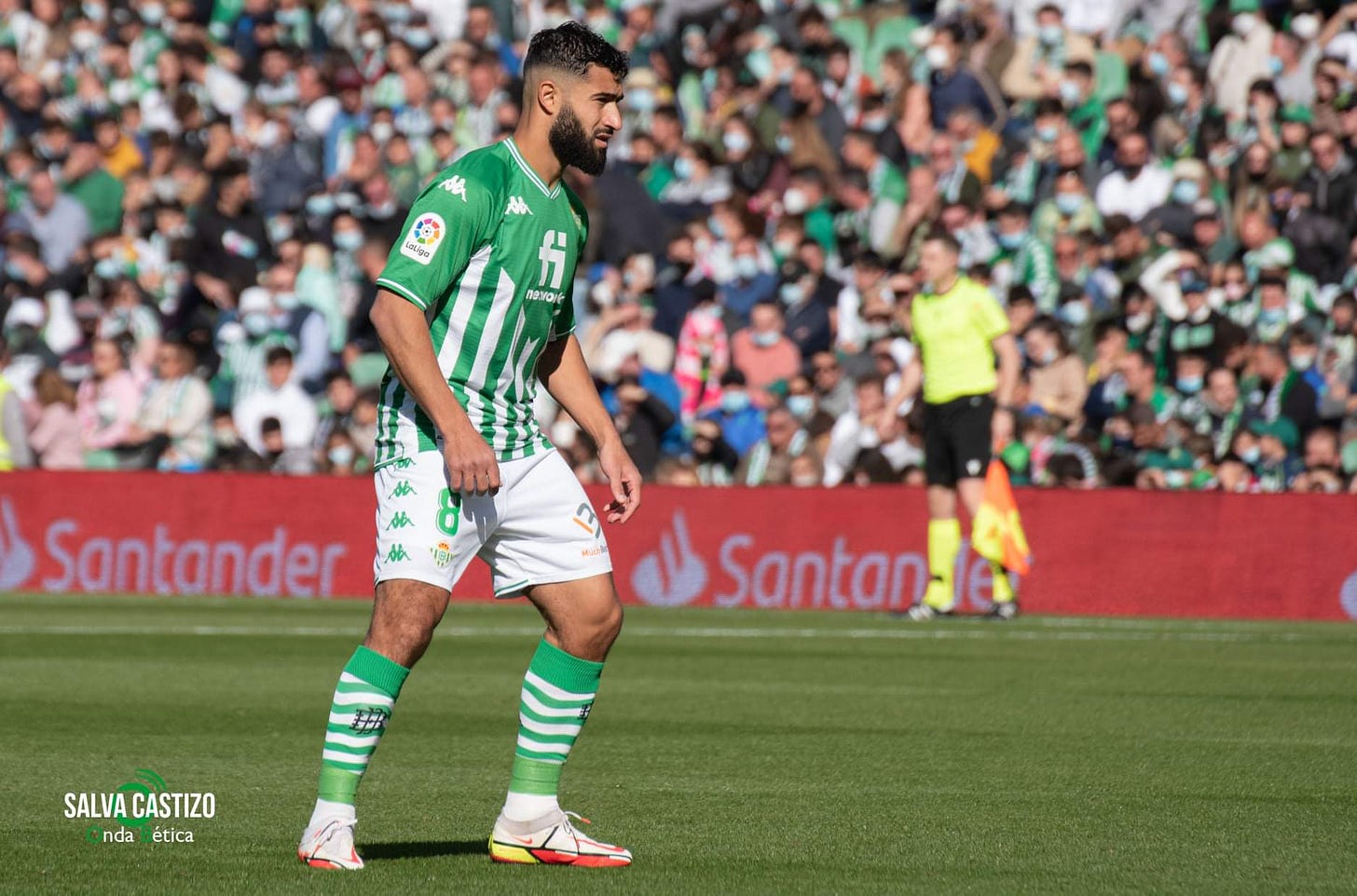 Nabil Fekir espera un balón durante un partido.