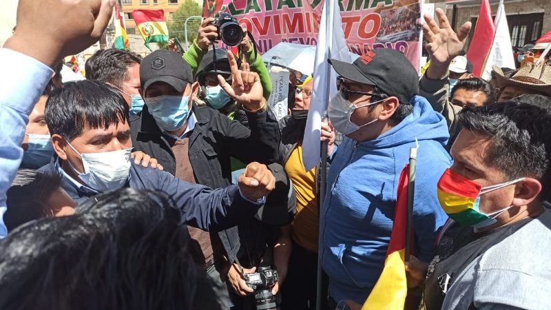 Grupos a favor y en contra de Añez chocan en las afueras del penal de Miraflores