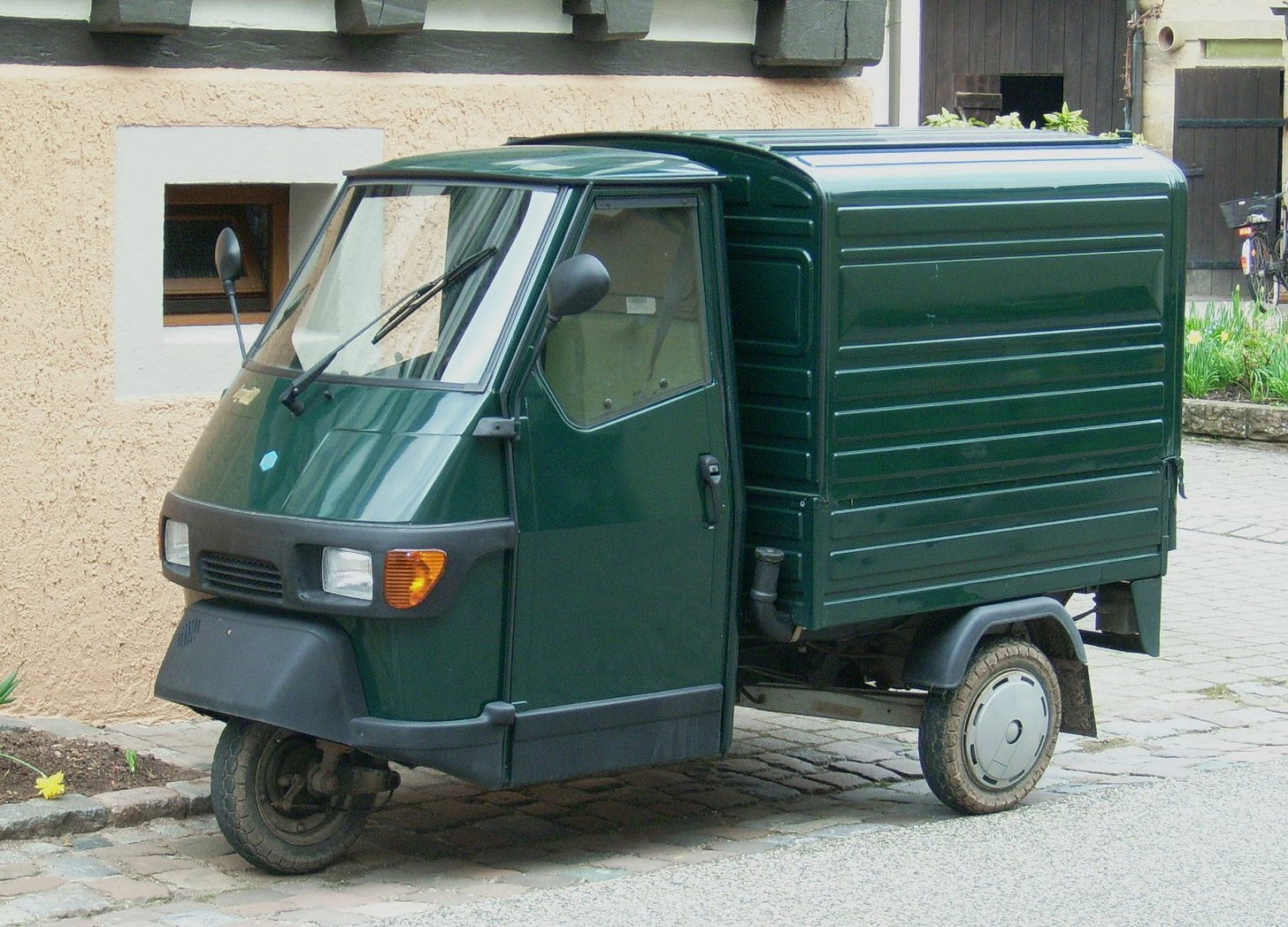 https://upload.wikimedia.org/wikipedia/commons/1/13/Piaggio_Ape_Kasten.jpg