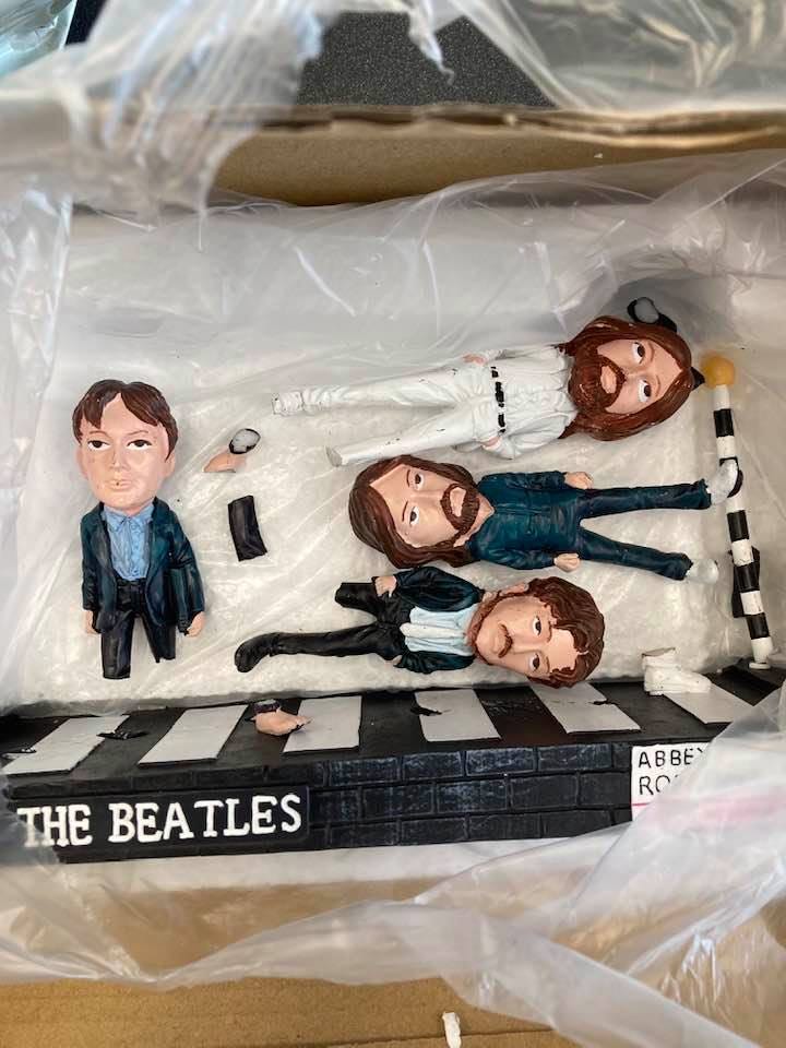 May be an image of 4 people, toy and text that says 'THE BEATLES ABBE RO'