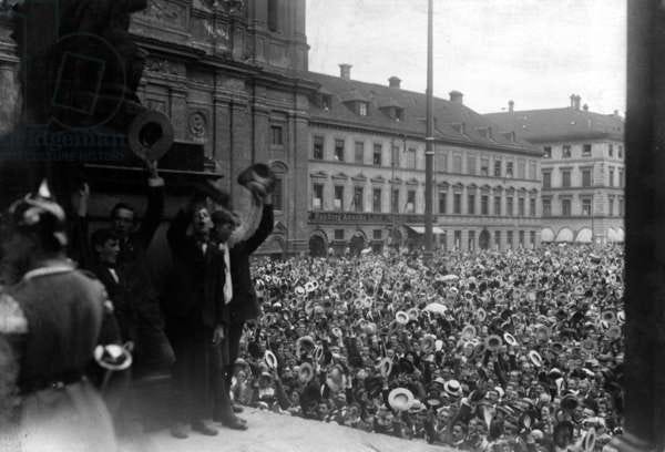 War euphoria on the Odeons Place in Munich, 1914 (b/w photo)