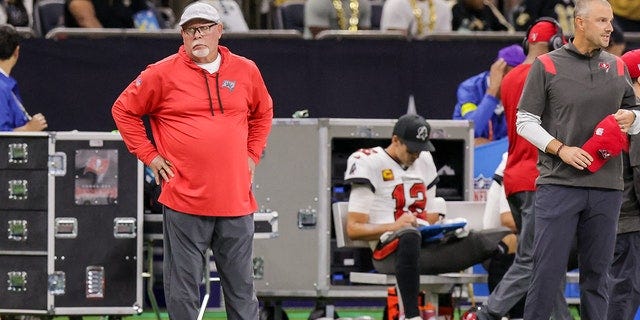 Bruce Arians, Tampa Bay Buccaneers senior football consultant, reacts to a play as quarterback Tom Brady (12) looks over the play from the bench against the New Orleans Saints during the first half at Caesars Superdome Sept. 18, 2022, in New Orleans.