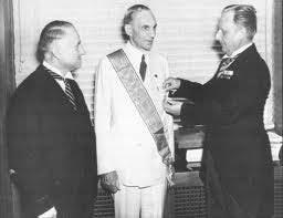 Henry Ford reçoit la Grand-Croix de l’Aigle allemand. Henry Ford reçoit la Grand-Croix de l’Aigle allemand.