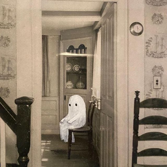foto montagem. um fantasma pintado de tinta branca está sentado numa cadeira. o cenário é a entrada de um cômodo, parece a sala de jantar. a foto em tons sépia.