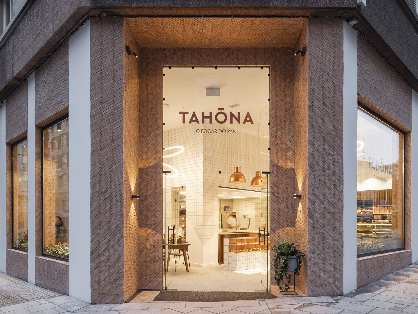 Panadería Tahona inaugura un nuevo establecimiento en la Ciudad Escolar de  A Coruña
