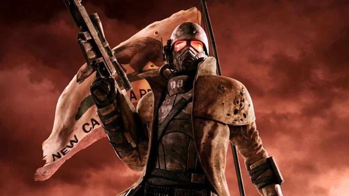 An armored man holding a gun in Fallout: New Vegas
