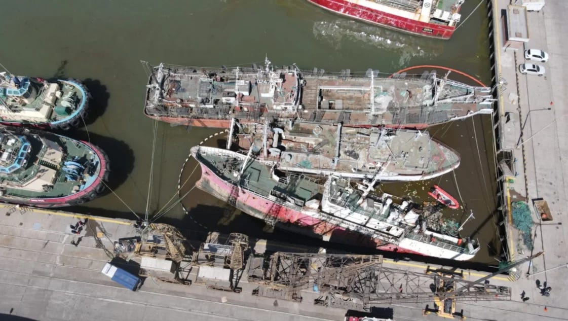 Así se encuentra el barco semihundido, visto a través del drone de "La Nueva."
