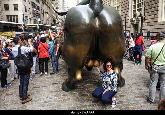 Los turistas en el toro de Wall Street, el distrito financiero de la ciudad  de Nueva York, EE.UU Fotografía de stock - Alamy