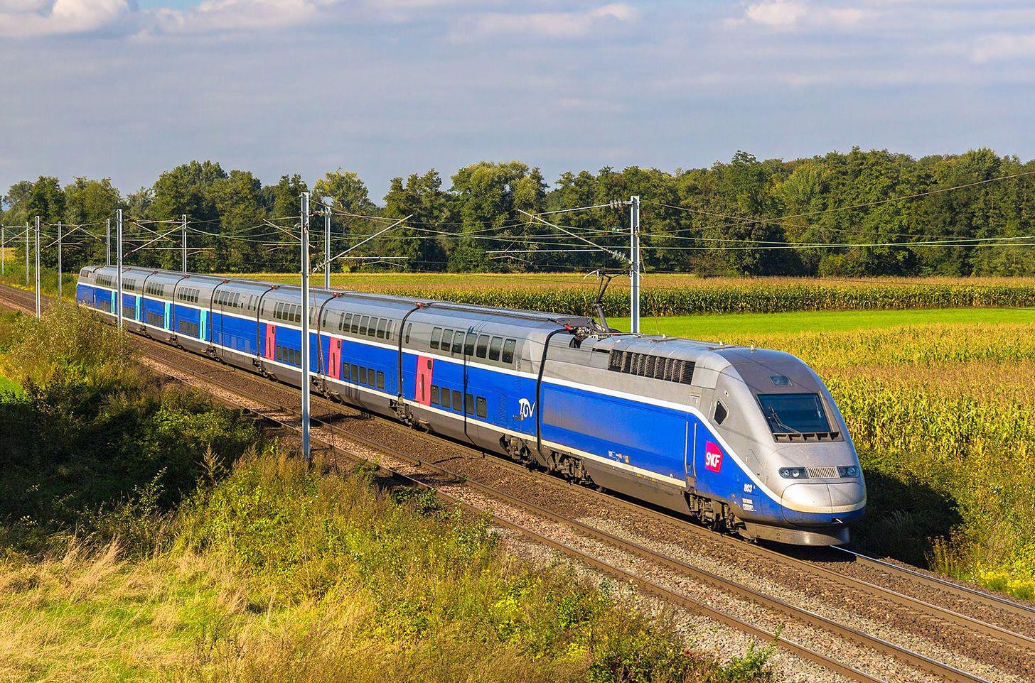 Why do some modern passenger trains have dedicated engine cars while others  only use a small fraction of the leading car? (Example: TGV vs Twindexx) :  r/trains