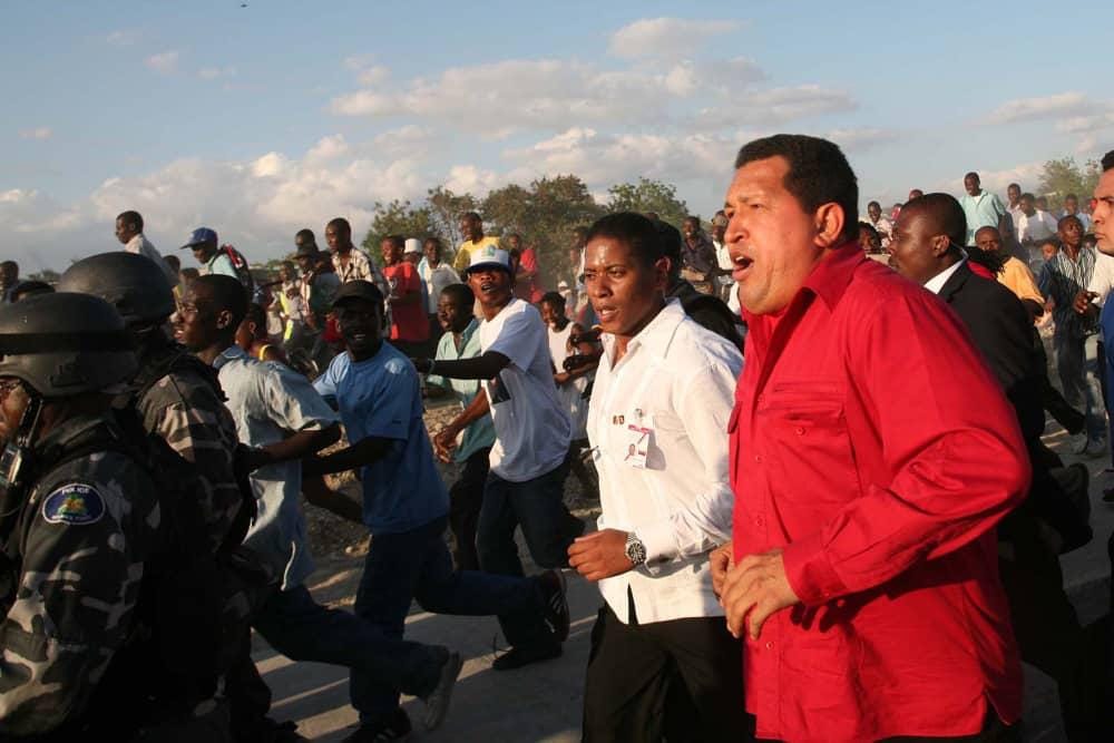 Hugo Chávez, en tierra santa . La visita a Haití| ARGMedios