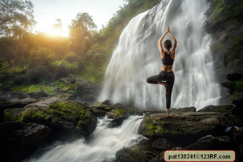 young woman in a yoga pose at the waterfall, pat138241 / 123RF Stock Photo