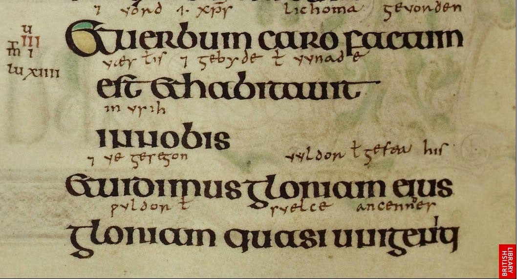 Trecho de The Lindisfarne Gospels manuscrito no séc. VIII que apresenta espaços irregulares entre palavras e separações irregulares entre linhas.