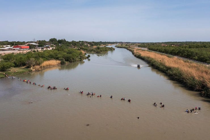 Migrantes cruzando el Río Bravo desde México hasta Eagle Pass, Texas, en mayo Credit Tamir Kalifa para The New York Times