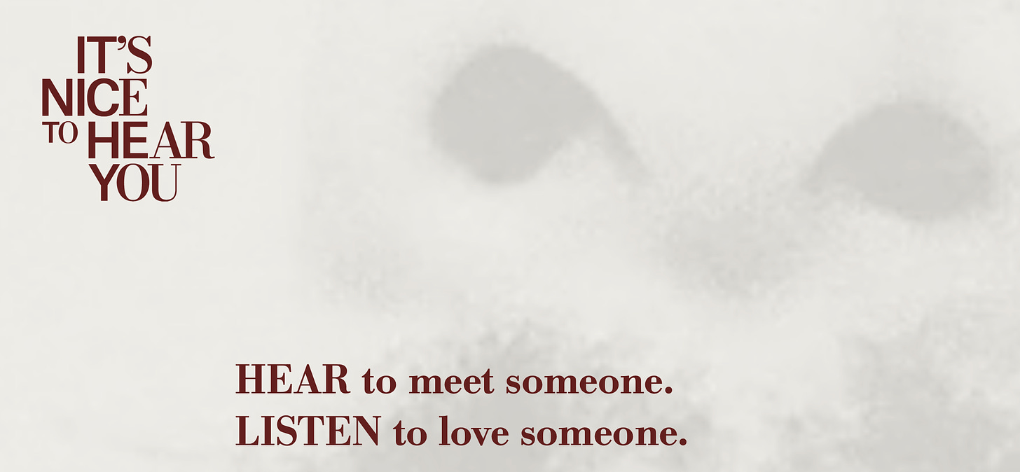 screenshot van de website van It's nice to hear you. Je ziet op de actergrond een neus en mond, op de voorgrond staat de tekst Hear to meet someone. Listen to love someone.