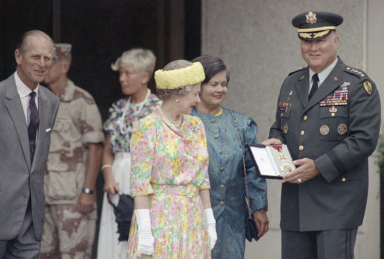 Remembering Queen Elizabeth's 1991 visit to Tampa | WFLA