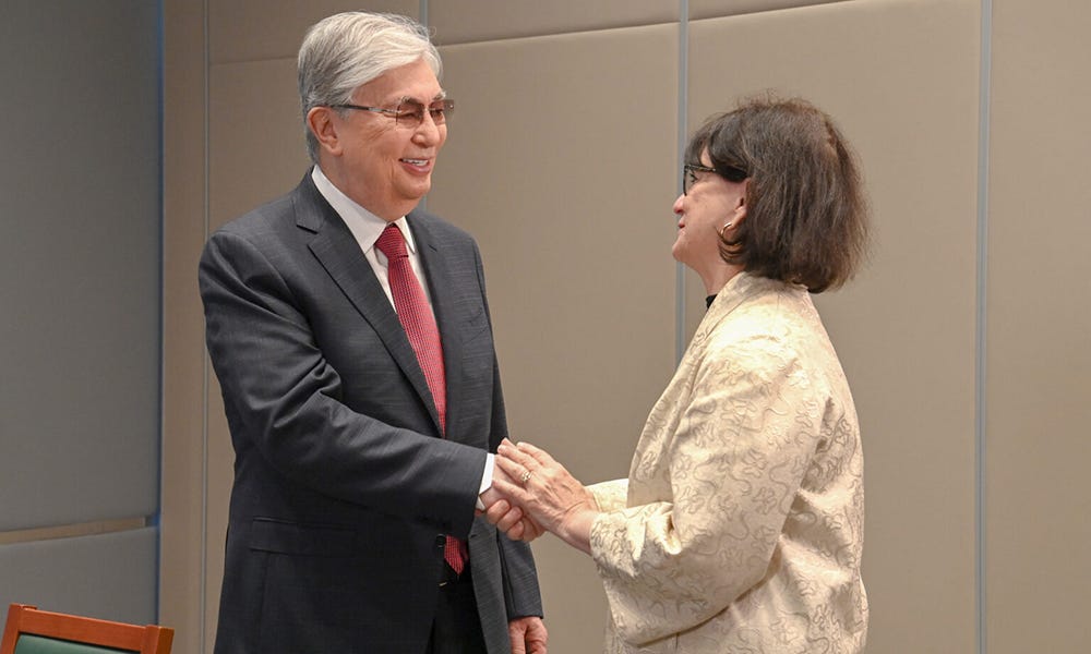 Two people shaking hands

Description automatically generated