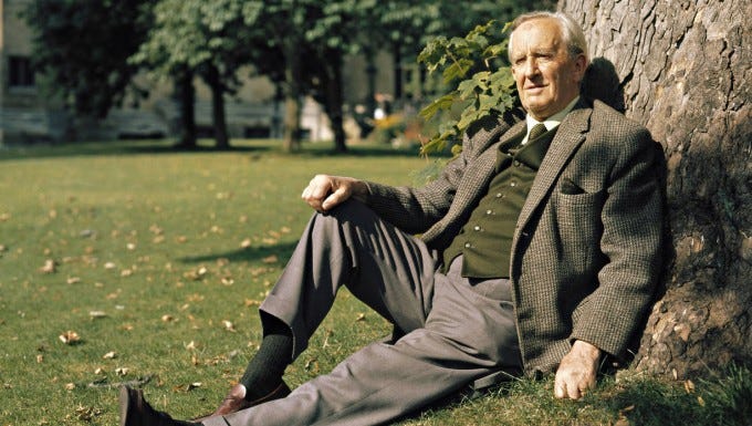 In Hobbitpose: John Ronald Reuel Tolkien (1892 bis 1973) nahm für sein literarisches Werk Anregungen aus unterschiedlichen Epochen auf