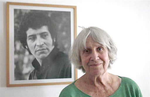 Joan Turner, viuda de Víctor Jara, recibe la Orden al mérito artístico y  cultural Pablo Neruda