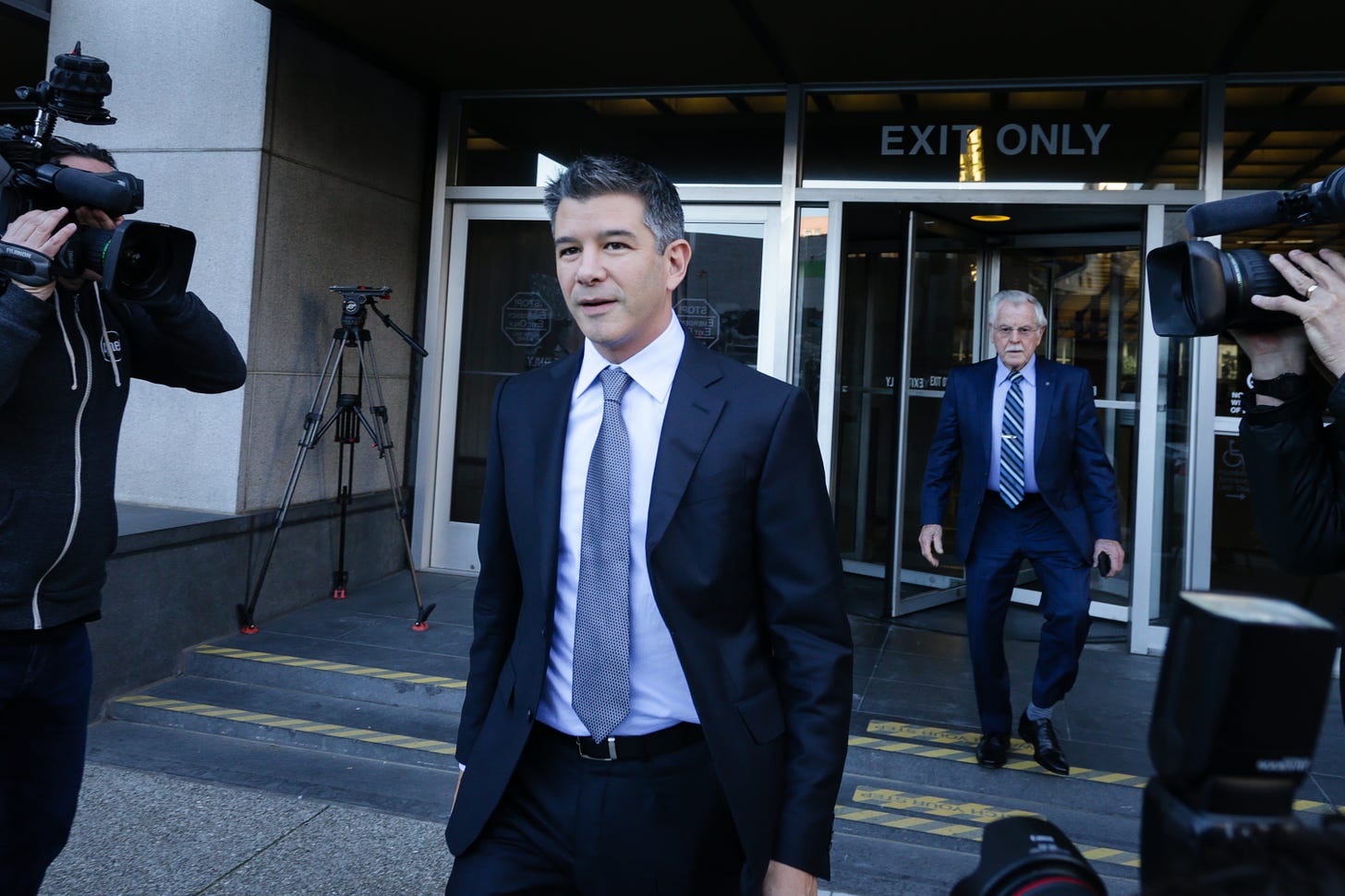 Travis Kalanick leaves a courthouse in 2018