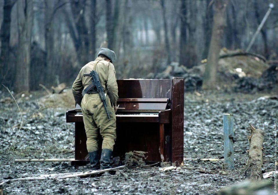 r/HistoryPorn - Russian soldier playing an abandoned piano during the first Chechen war, January of 1995 [1630x1144]