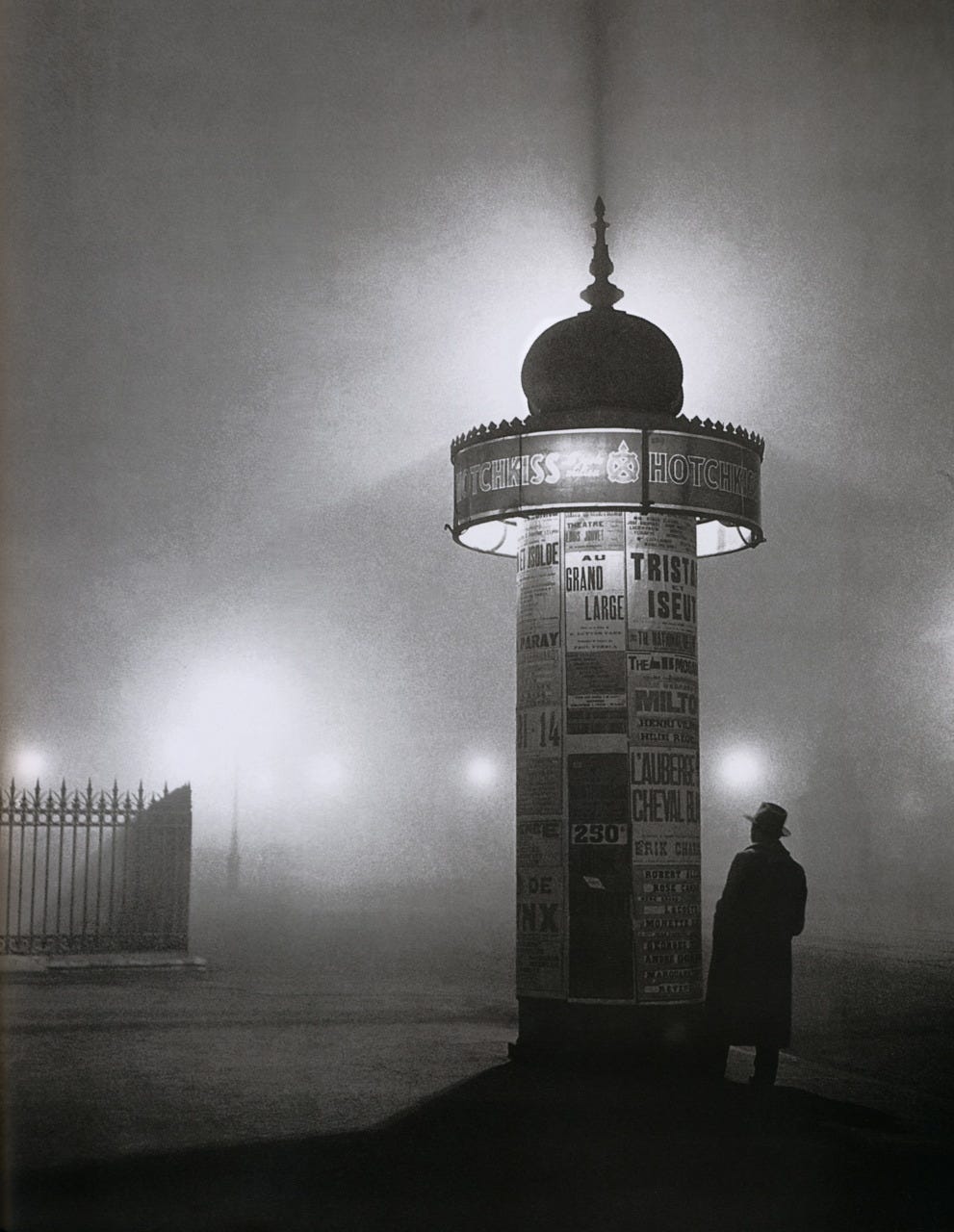 Une colonne Morris dans le brouillard – SECRET PARISIEN
