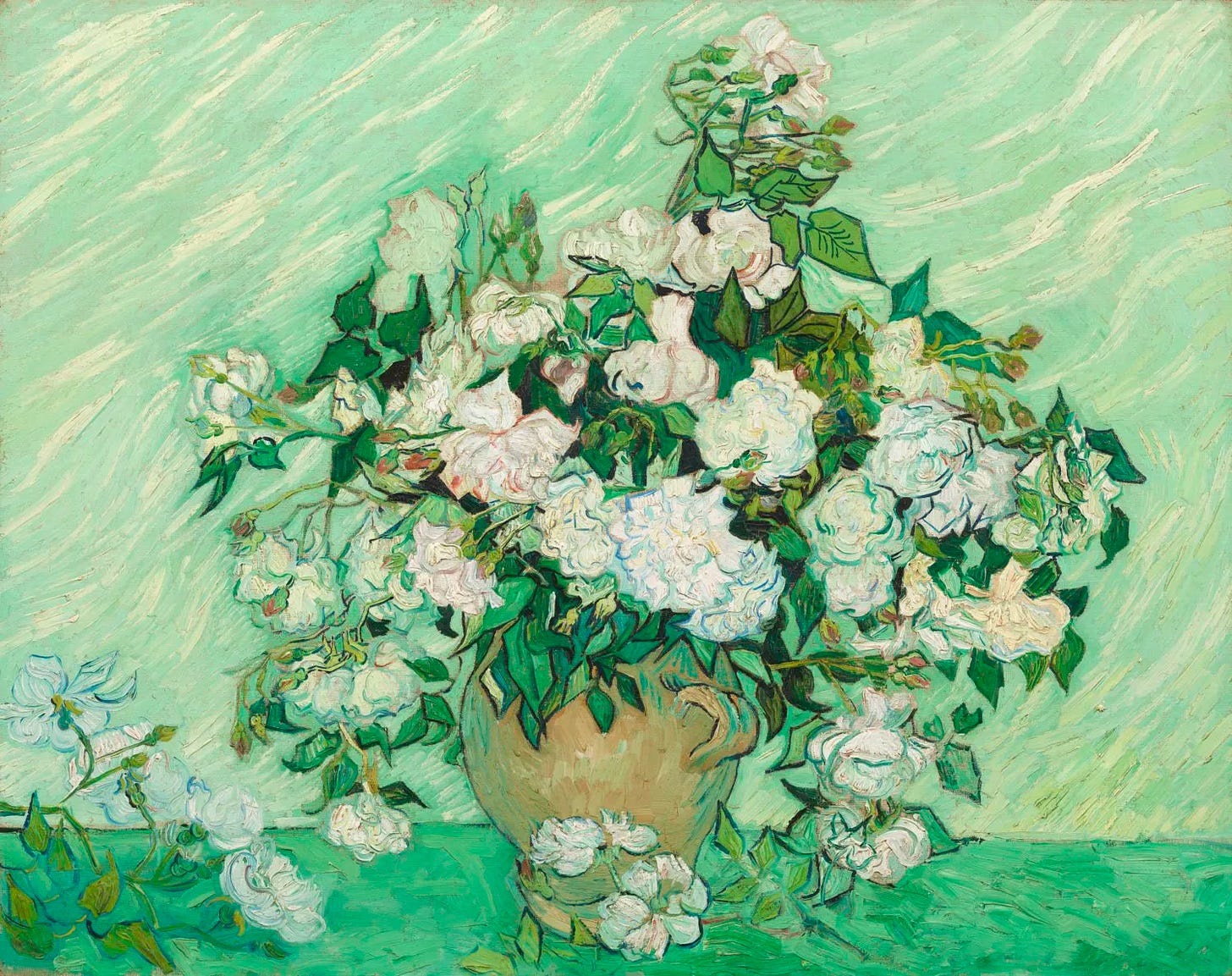 reprodução da pintura “roses”, de vincent van gogh, um vaso de flores brancas com folhas verdes, repousada em uma mesa verde e com um fundo verde-marinho.