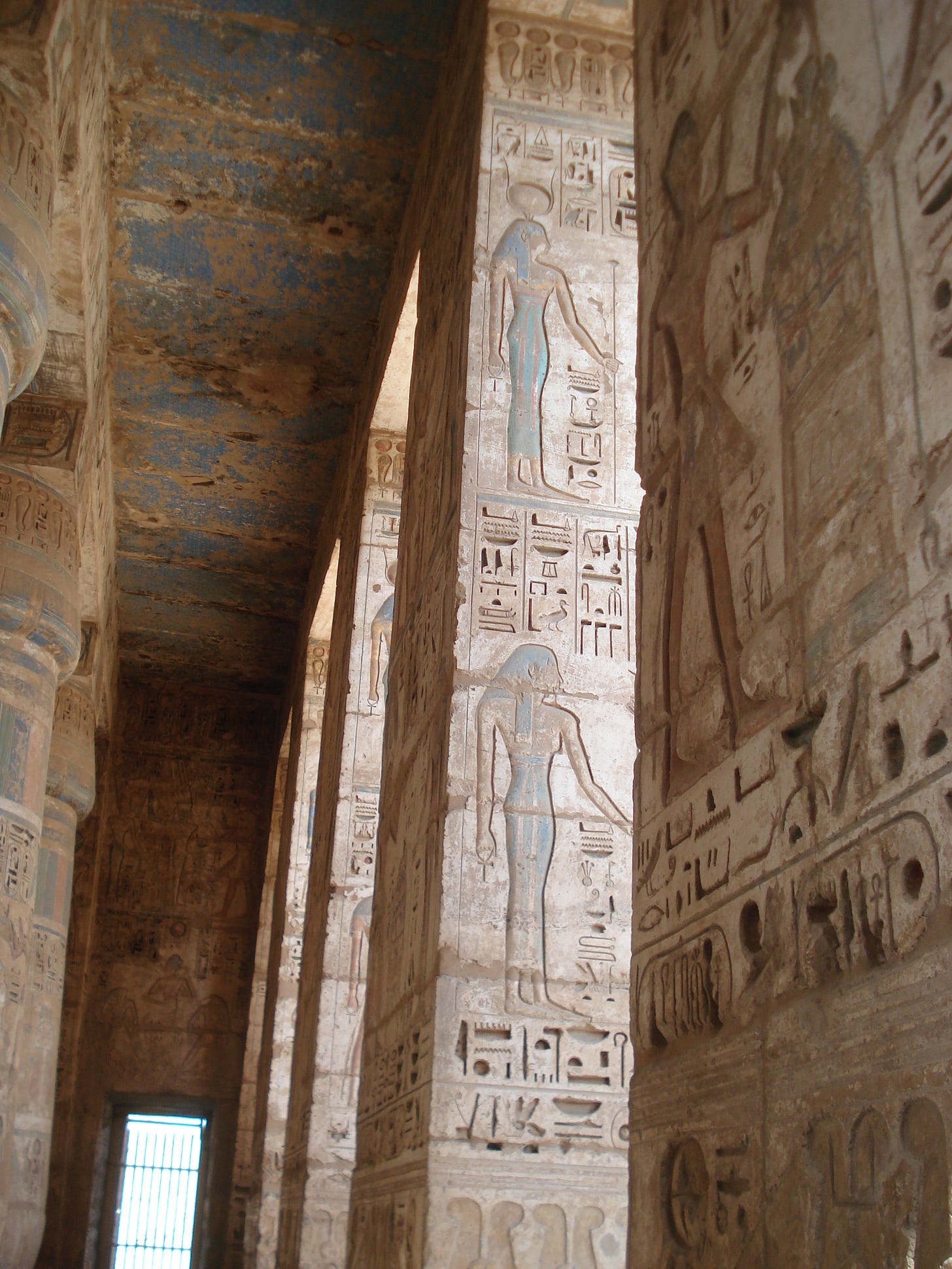 Hieróglifos egípcios em baixo relevo na parede do templo mortuário de Ramses III, em Medinet Habu, Egito.