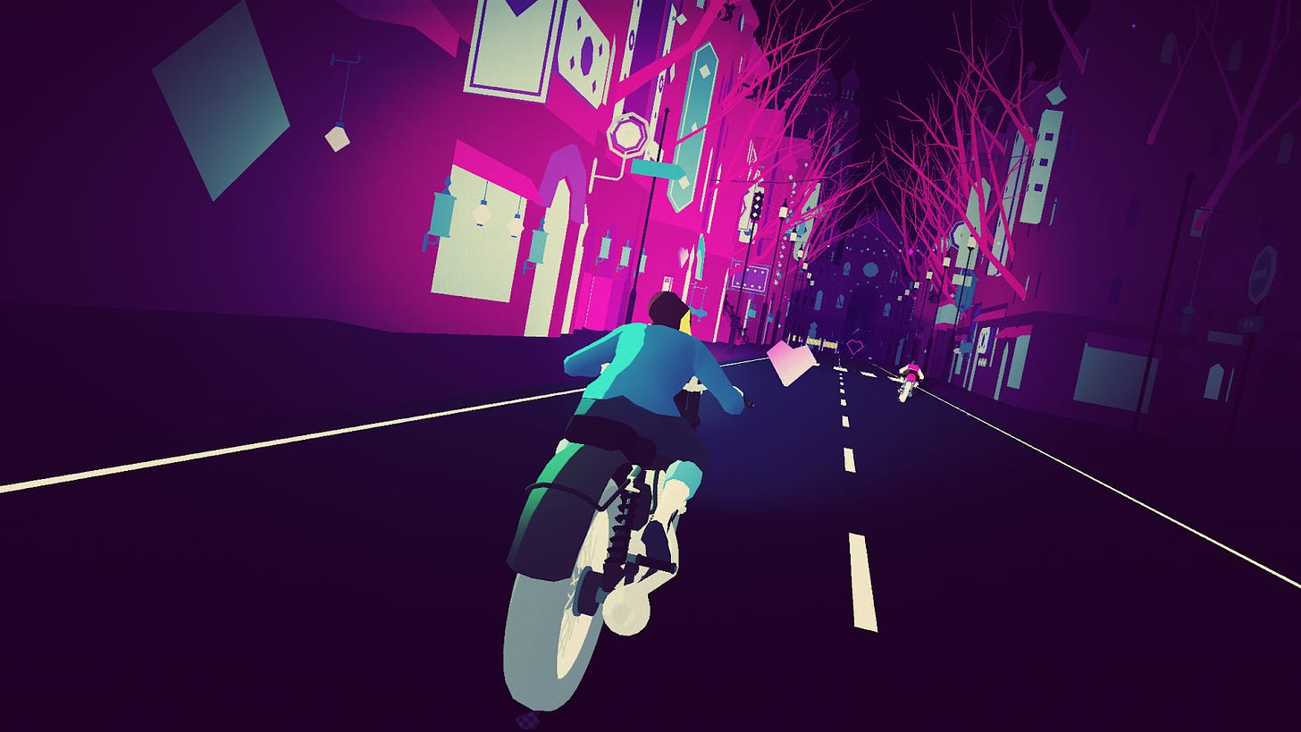 Screenshot do jogo. Em uma cidade noturna com prédios roxos e rosas, uma mulher em roupas azuis dirige uma moto em direção ao horizonte.