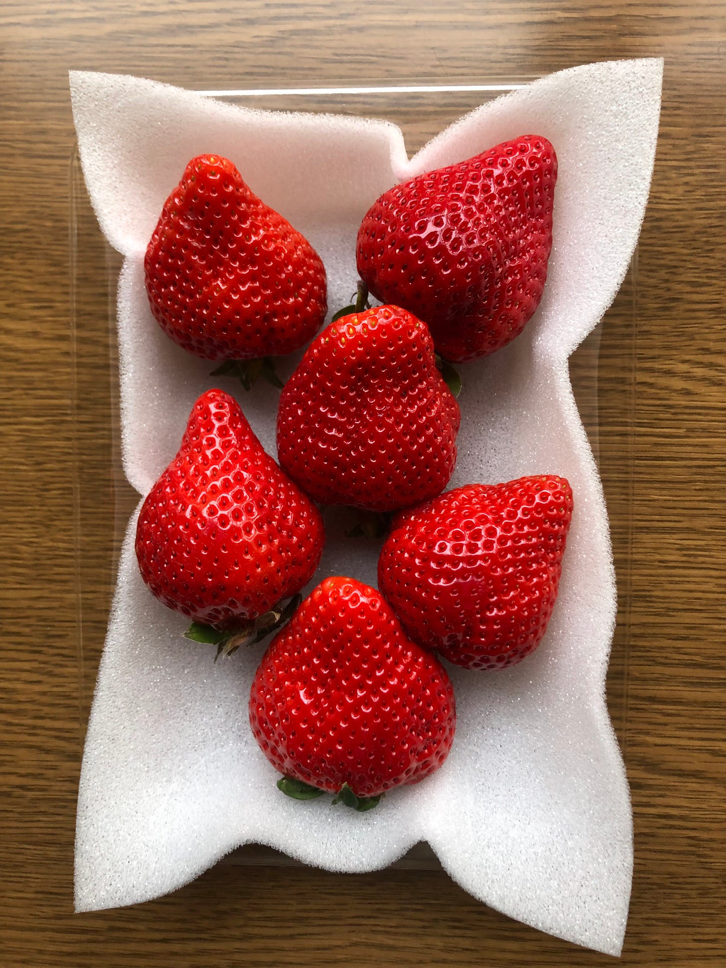 Six amaou strawberries