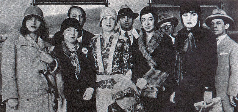 Pagu, Tarsila do Amaral, Oswald de Andrade,Anita Malfati e outros modernistas de 1922. Fonte: WikiMedia.