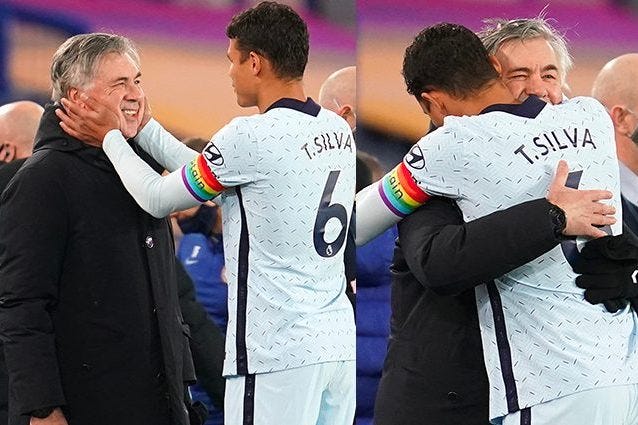 Lo splendido abbraccio tra Ancelotti e Thiago Silva prima di Everton-Chelsea