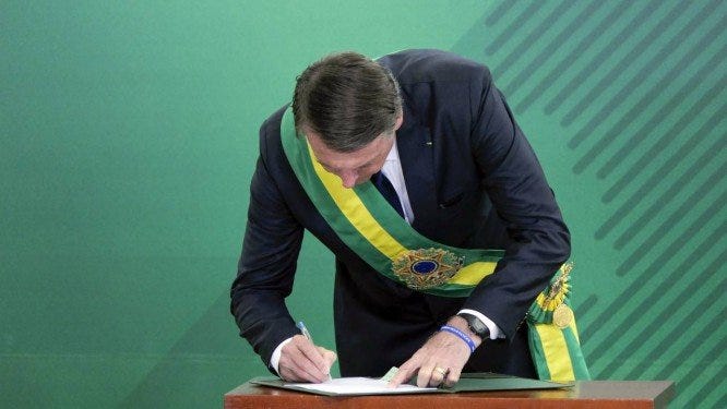 Resultado de imagem para bolsonaro assinando