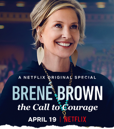 imagem de divulgação da palestra da Brené Brown no Netflix, que tem ela sorrindo e olhando para o horizonte, o logo da netflixe  o título do especial "Brené Brown - the call to courage"