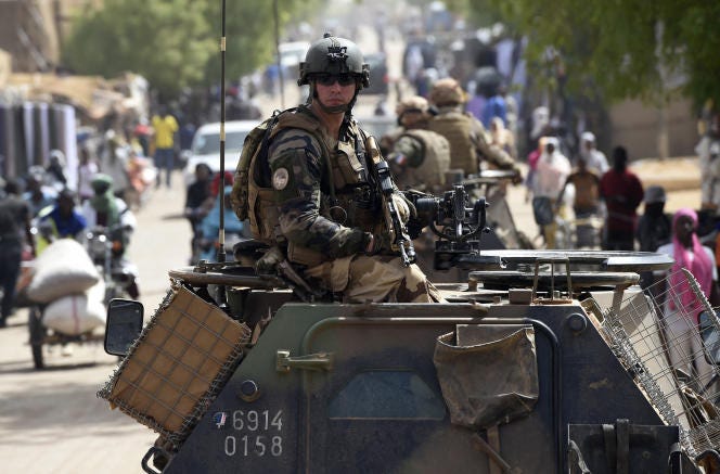 Des soldats français de l’opération « Barkhane » patrouillent en véhicule blindé à Gao, dans le nord du Mali, le 30 mai 2015.