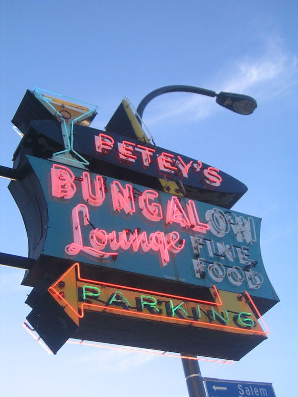 Letreiro em Neon do Peteys Bungalow, em Chicago.