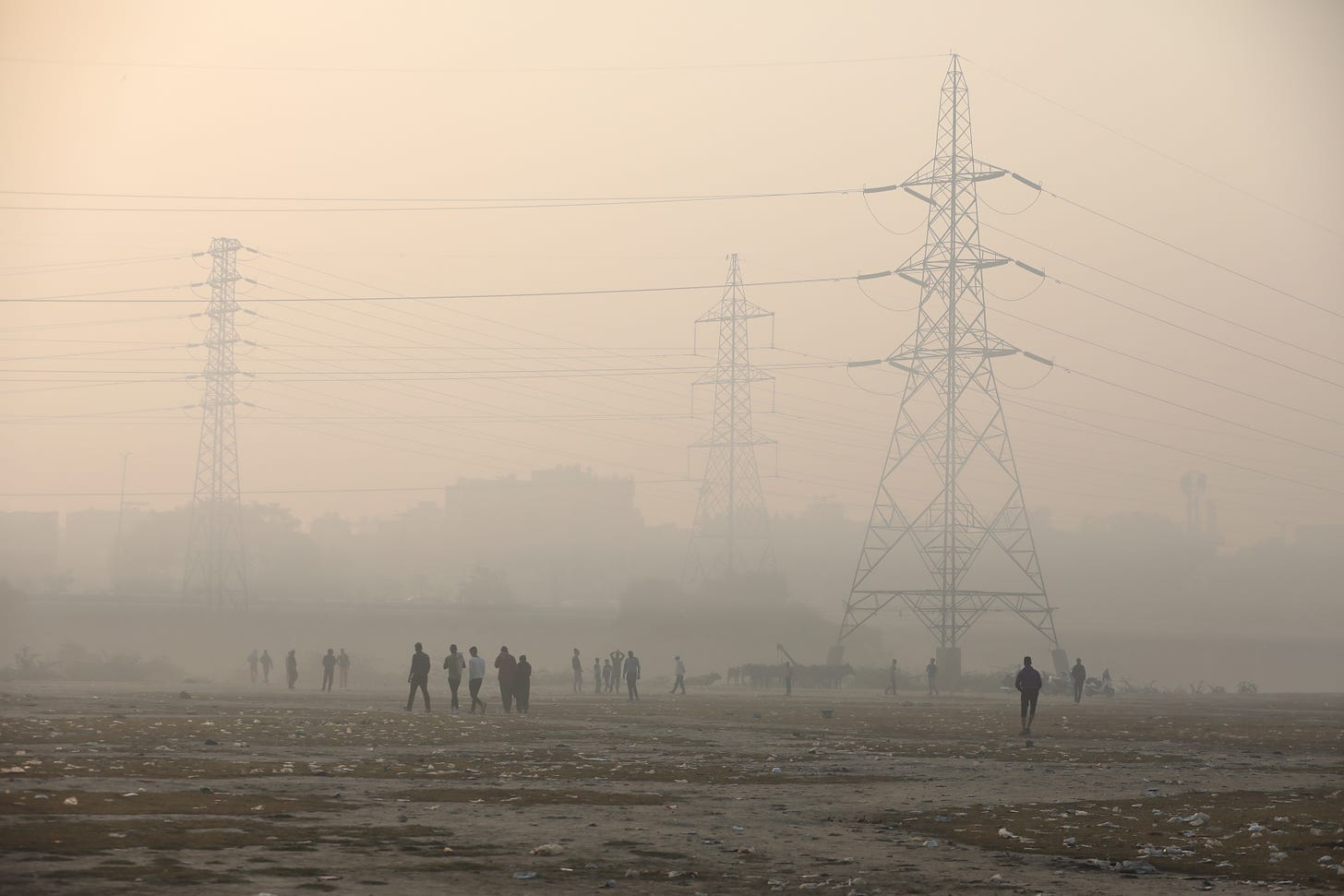 People are seen on the floodplains of the Yamuna river on a smoggy morning in New Delhi, India, November 17, 2021. REUTERS/Anushree Fadnavis