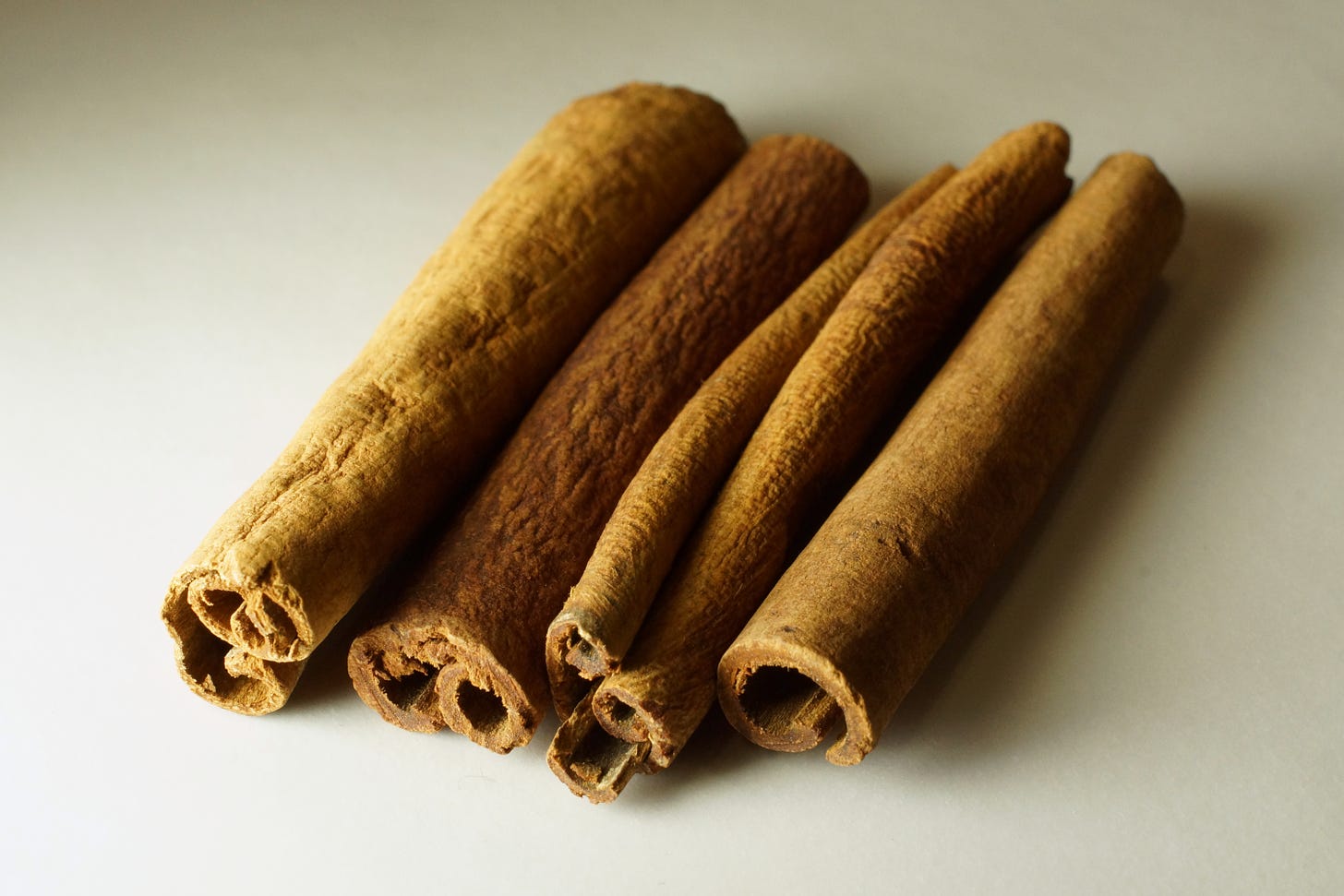 File:Cinnamon sticks.jpg - Wikimedia Commons