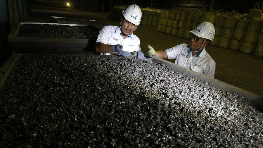 Bergarbeiter in Indonesien beim Abbau von Nickel Quelle: imago/Pacific Press Agency