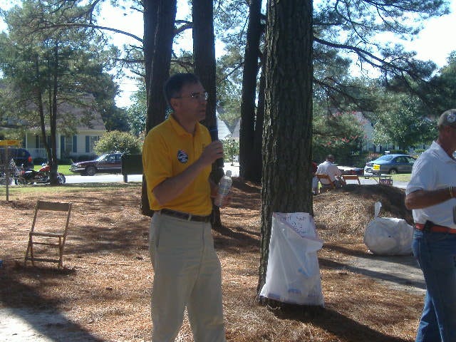 Andy Harris speaks to the diners at the Crab Feast.